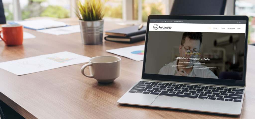 Laptop zeigt die neue Kes Carpenter Dental Website – Webdesign Relaunch Zahntechnik